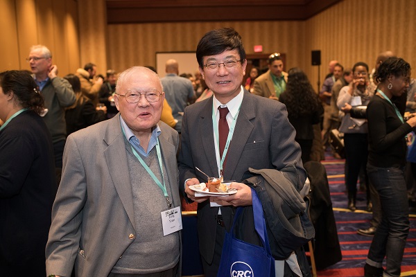 AHA life member Tsing Yuan (left) and Xiansheng Tian (Metropolitan State Coll. of Denver) meet and greet at the Committee on Minority Historians reception.